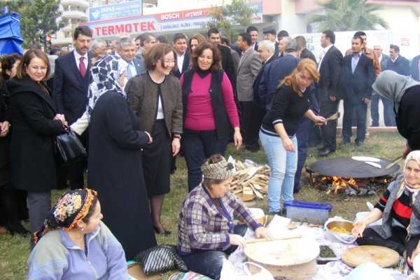 Ruhsar Demirel Adana’da kermeste yufka pişirdi…