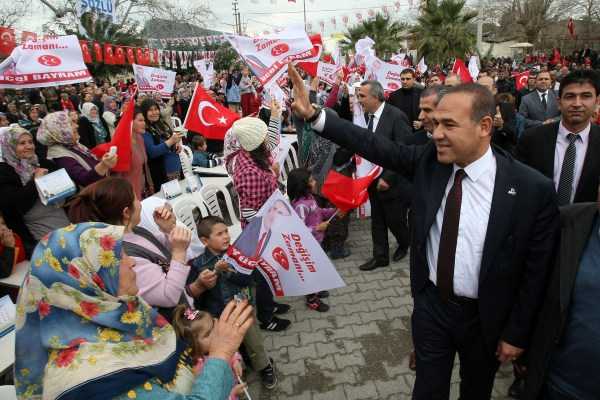 MHP Toplantıları Köyde Bile Miting Havasında Oluyor