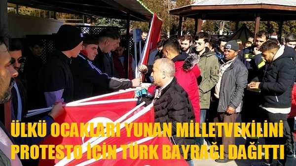 Ülkü Ocakları Yunan Milletvekilini Protesto İçin Türk Bayrağı Dağıttı