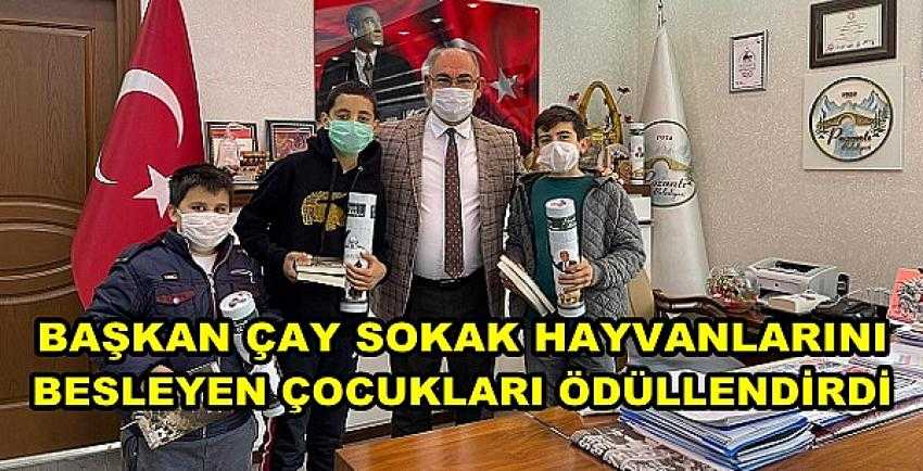 Başkan Çay'dan Sokak Hayvanlarını Besleyen Çocuklara Ödül 